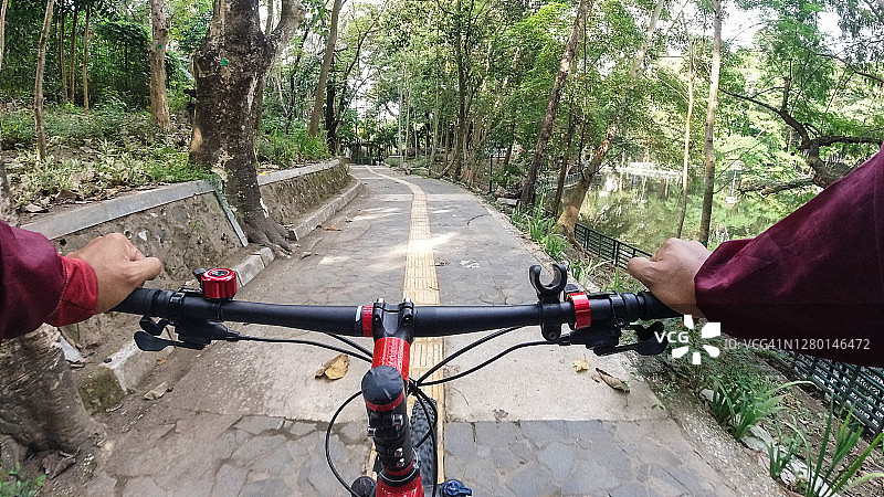 在城市公园骑山地自行车图片素材