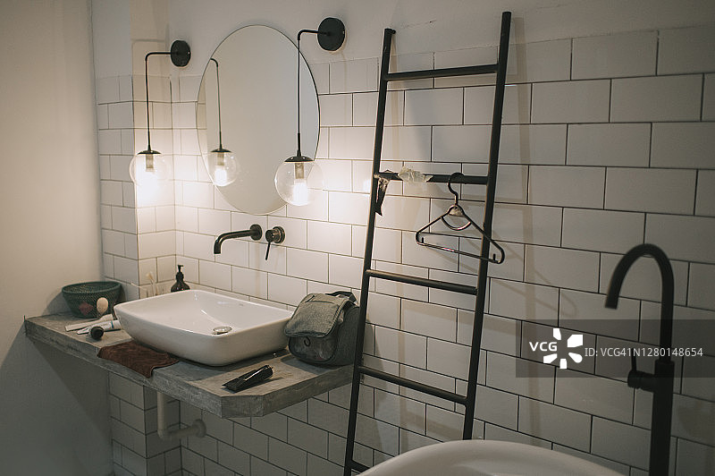 带水槽、装饰和镜子的浴室图片素材