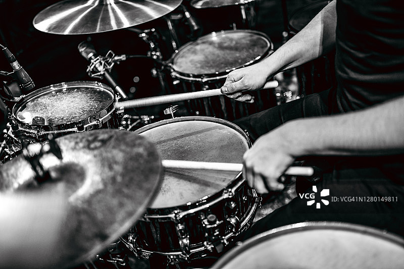鼓手在工作室演奏黑白小鼓图片素材
