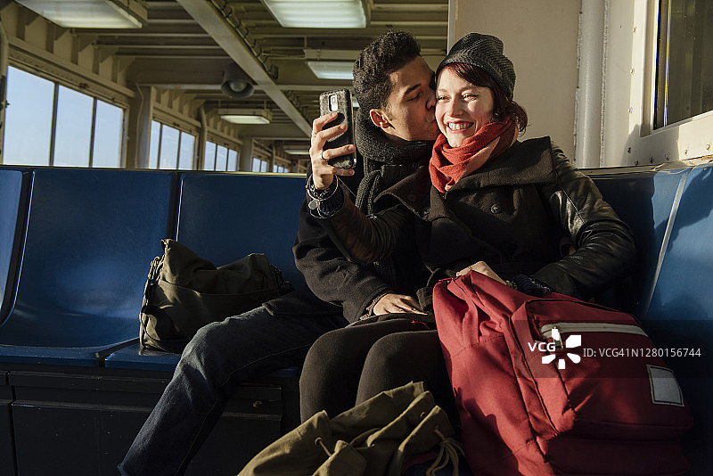 年轻情侣在渡轮上自拍图片素材