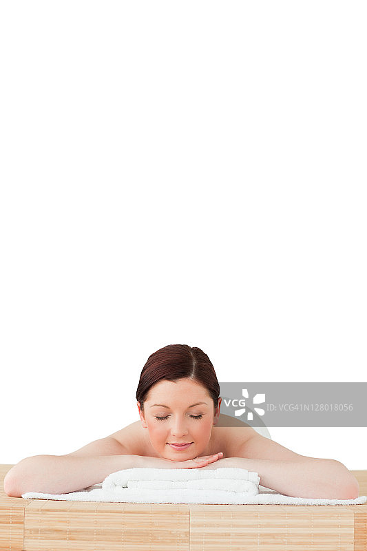 在水疗中心放松身心的漂亮红发女人图片素材