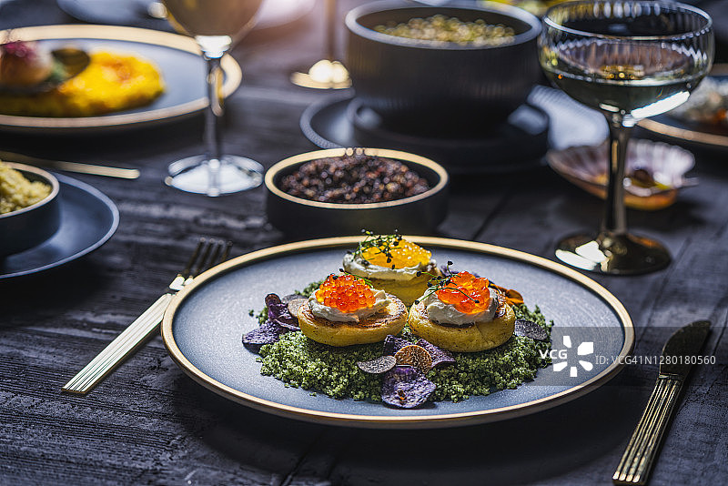 高档餐具中鱼子酱美食与金色餐具图片素材