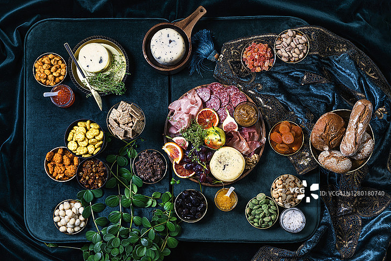 摆满水果、奶酪、火腿和其他美食的早餐桌图片素材