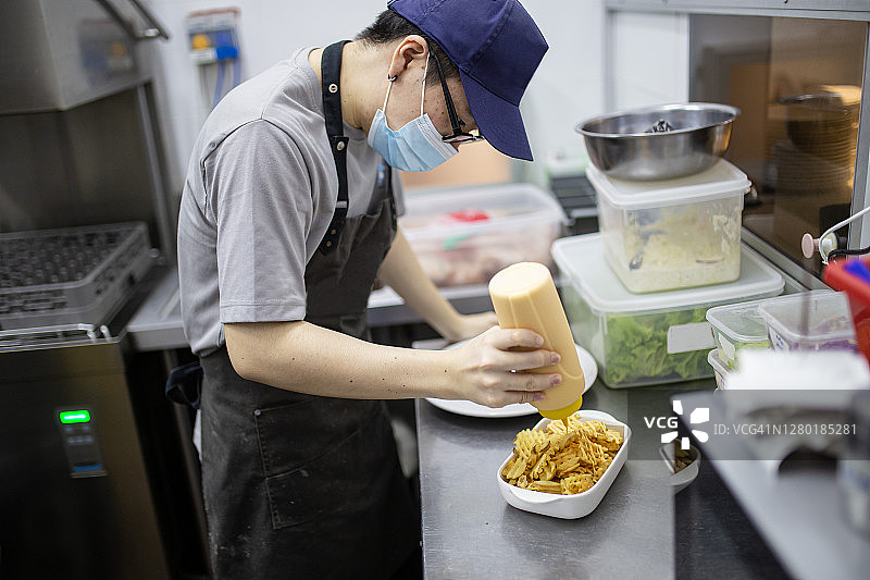 中国店主厨师在厨房准备食物图片素材