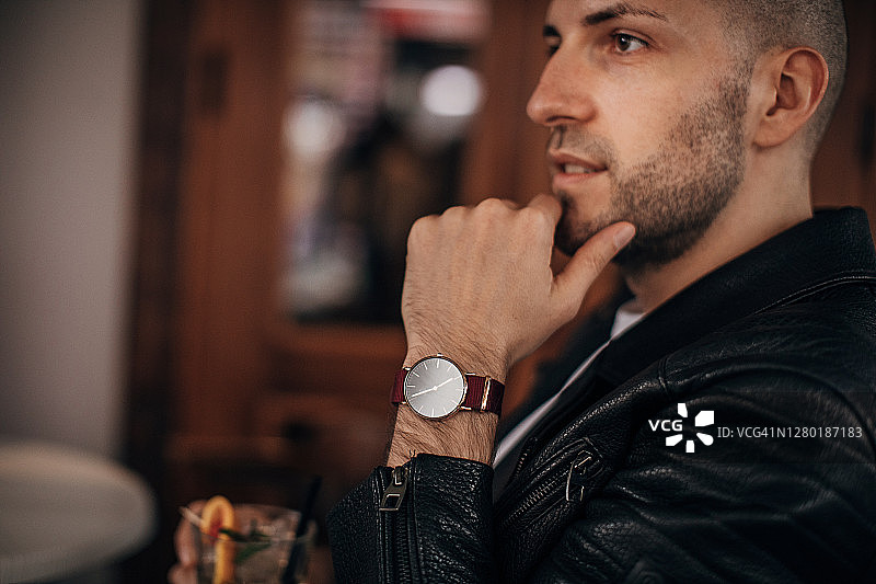 在路边咖啡馆喝鸡尾酒的年轻人图片素材