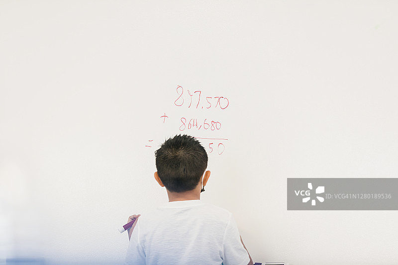 小学生在解加法题图片素材