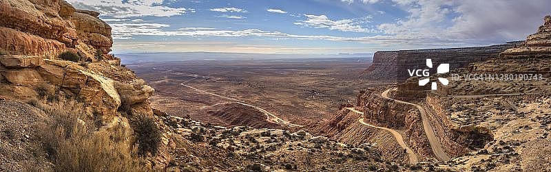 蜿蜒穿过锡达 mesa 陡峭面的 Moki Dugway，众神谷景观，熊耳国家纪念地，犹他州 261 号公路，美国犹他州图片素材