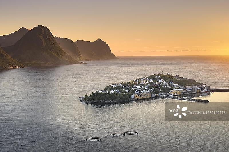 挪威特罗姆斯郡塞尼亚岛于索伊峡湾的低角度日落风光图片素材