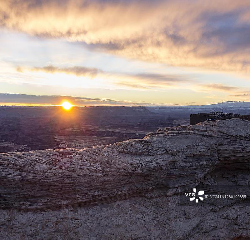 犹他州峡谷地国家公园,天空之岛大观景点小径,梅萨拱门日出时分的景色,背景是科罗拉多河峡谷和拉萨尔山脉图片素材