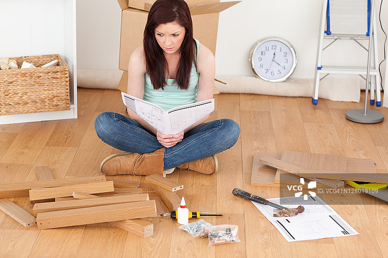 在家自制前阅读手册的漂亮红发女孩图片素材