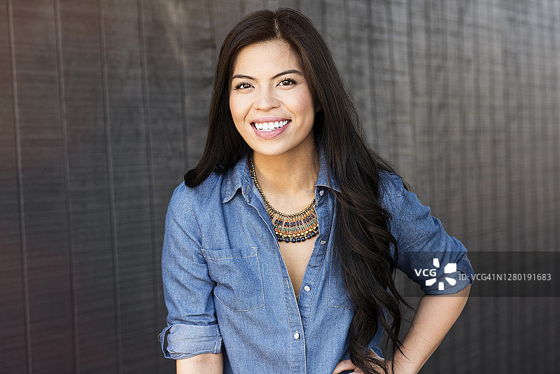 一个年轻漂亮的女人的肖像图片素材