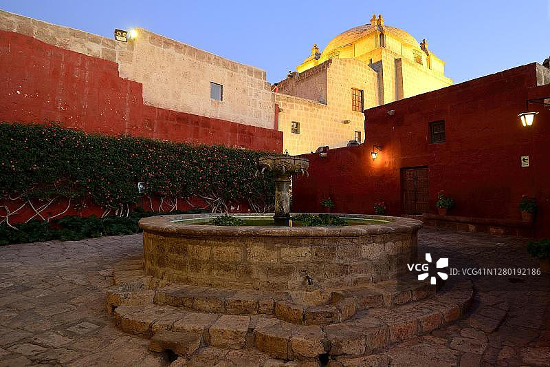 秘鲁阿雷基帕的圣卡塔利娜修道院夜景图片素材