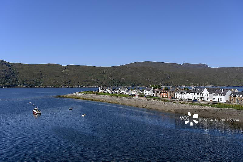 英国苏格兰罗斯-克罗默蒂西北高地布鲁姆湖畔的尤拉普尔渔村图片素材