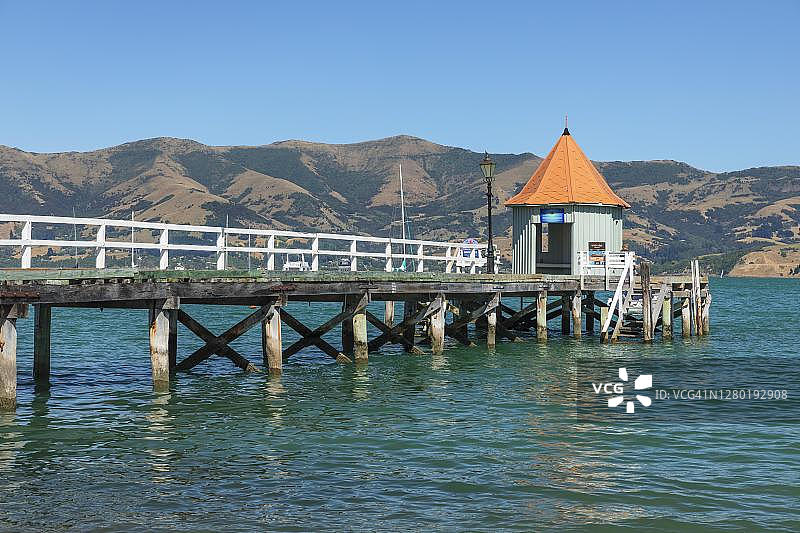 新西兰南岛坎特伯雷班克斯半岛阿卡罗瓦海湾的码头图片素材