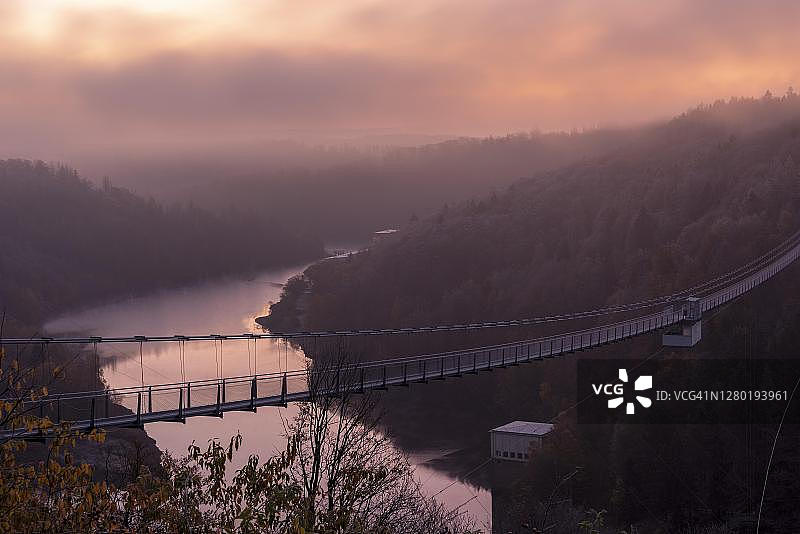 德国萨克森-安哈尔特州拉普博德大坝日出与悬索桥图片素材