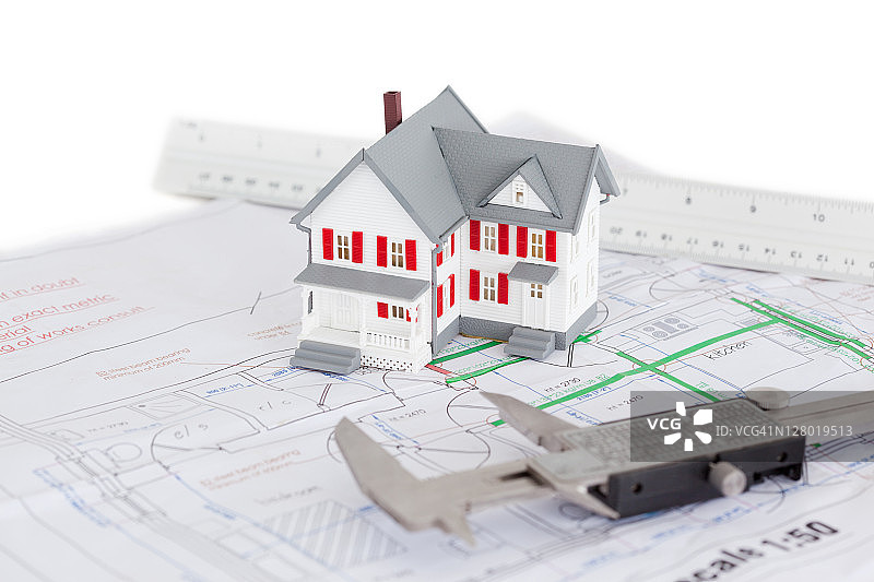 玩具屋模型和卡尺在平面图上特写图片素材