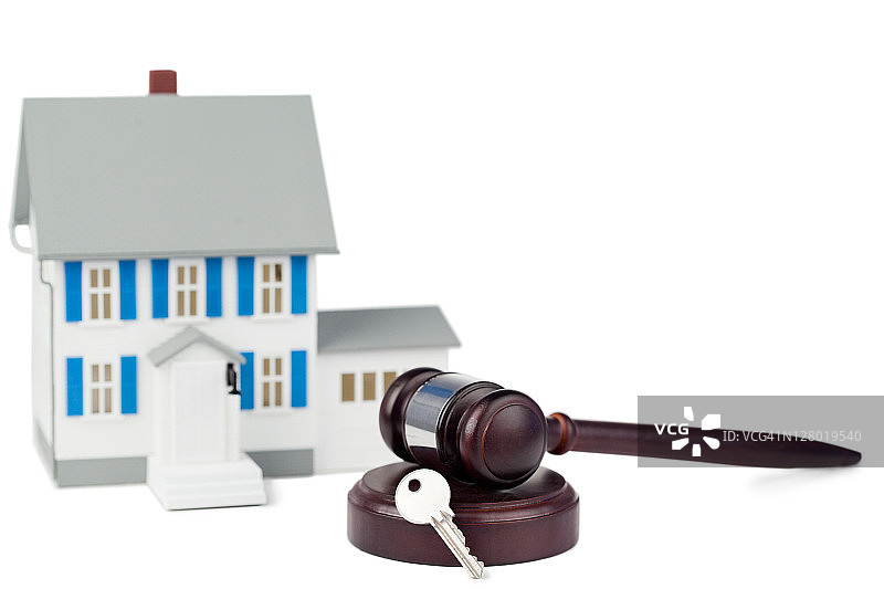 灰色玩具房子模型与钥匙和棕色礼物图片素材