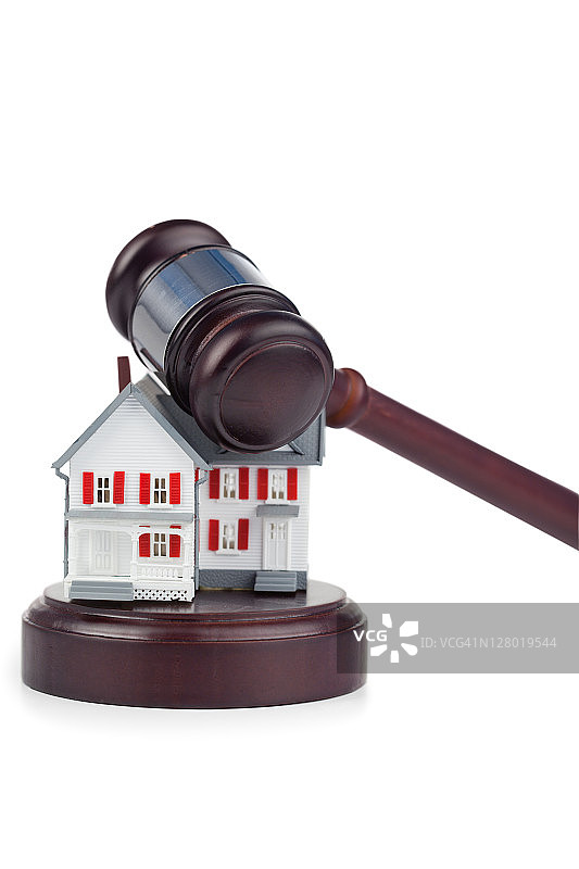 玩具屋模型和棕色法槌特写图片素材