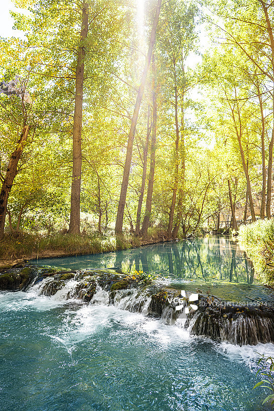 阿尔瓦拉辛图里亚秋季河流，特鲁埃尔阿拉贡西班牙的瓜达拉维亚尔河图片素材