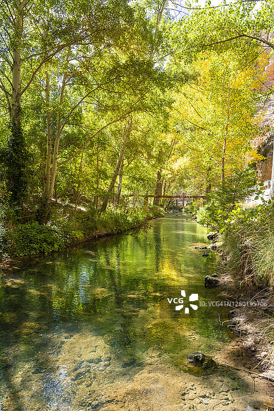 阿尔瓦拉辛图里亚秋季河流，特鲁埃尔阿拉贡西班牙的瓜达拉维亚尔河图片素材