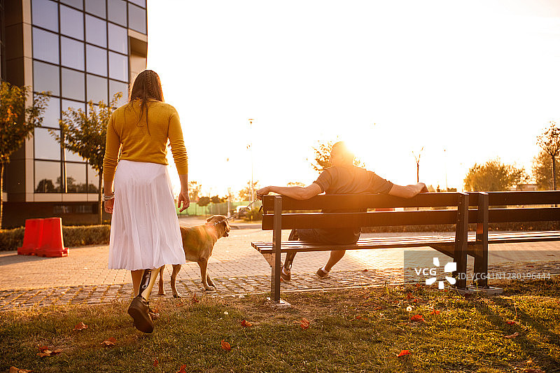 情侣在公园里分享时光（后视图）图片素材