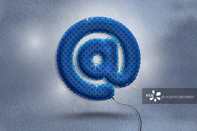 蓝色箔气球上的@符号，灰色背景图片素材