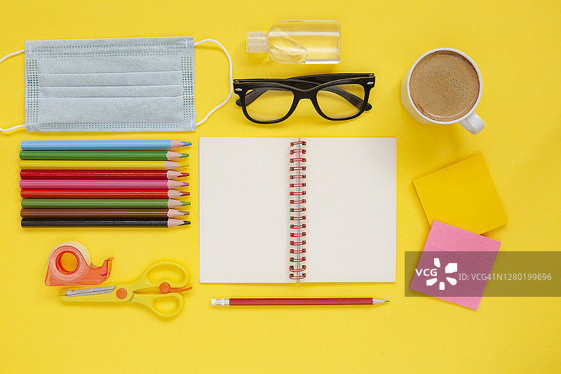 的办公桌上图片素材