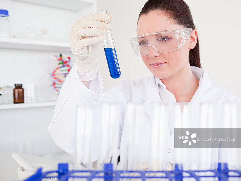 手持试管的红发美女图片素材