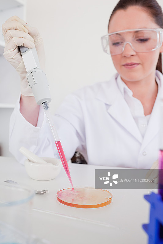 使用移液器的红发科学家图片素材