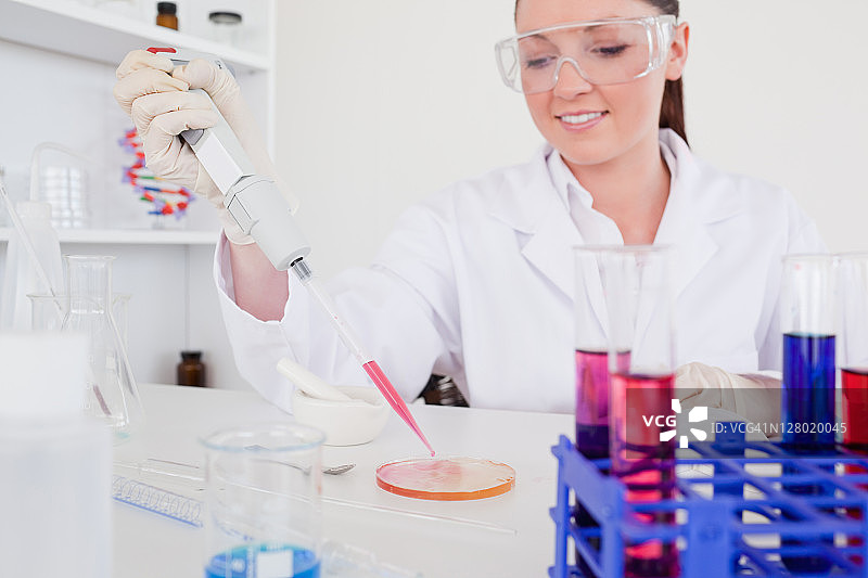 使用移液管的红发女科学家图片素材