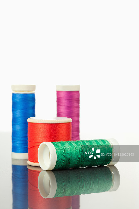 桌子上五彩缤纷的线轴图片素材