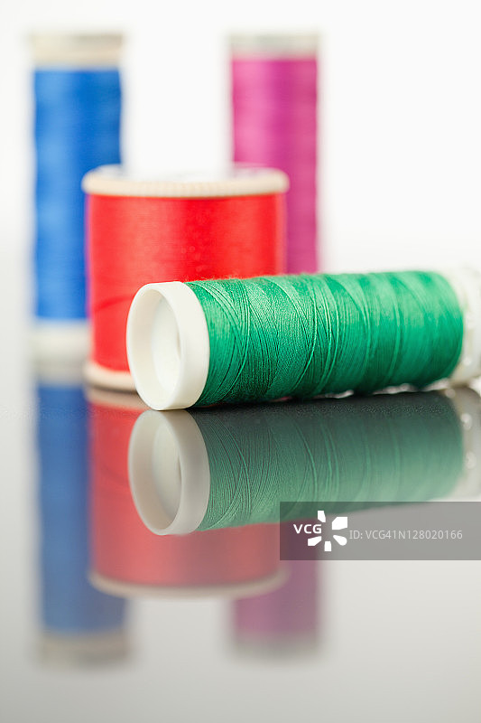 桌子上五彩缤纷的线轴图片素材