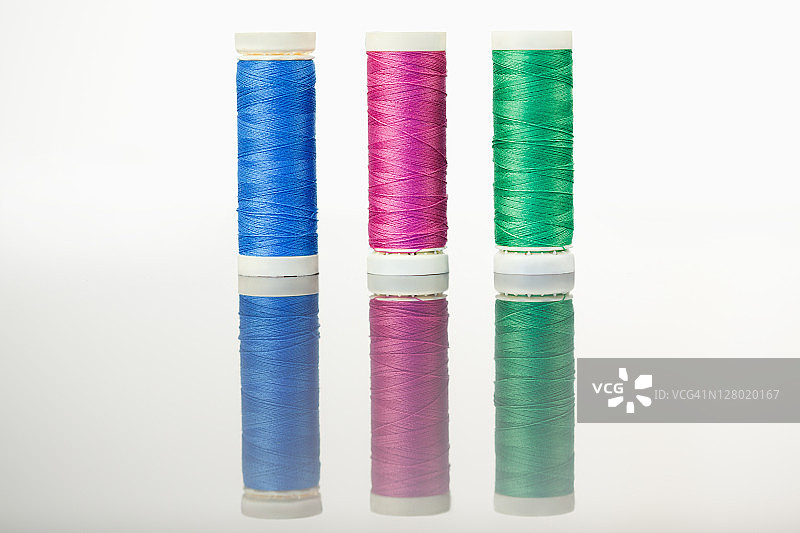 桌子上五彩缤纷的线轴图片素材