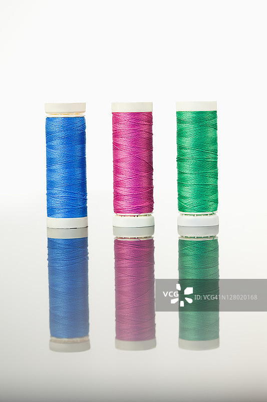 桌子上五彩缤纷的线轴图片素材