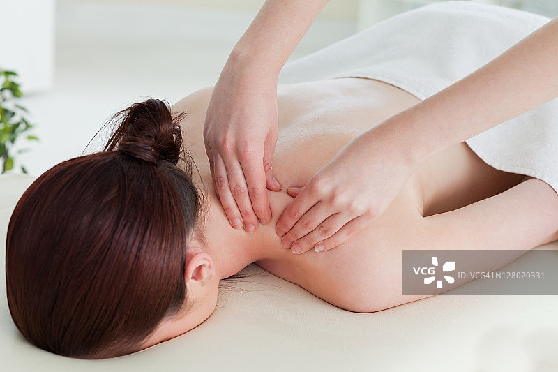 接受滚动按摩的红发女人图片素材