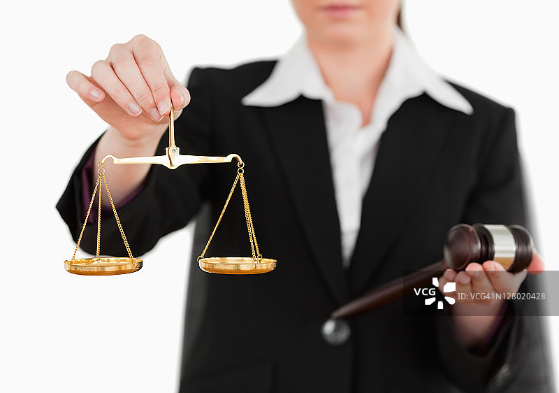 女人拿着法槌和天平图片素材