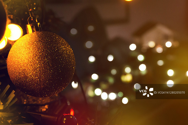 悬挂在树上的精美圣诞饰品特写图片素材