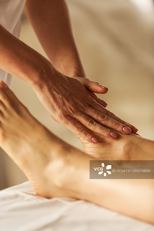 足部按摩师的轻柔触感图片素材