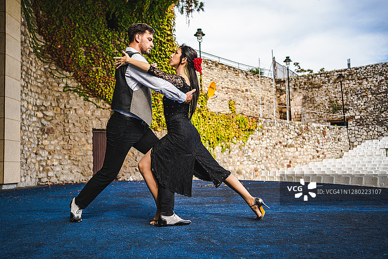 男女在舞台上跳舞图片素材