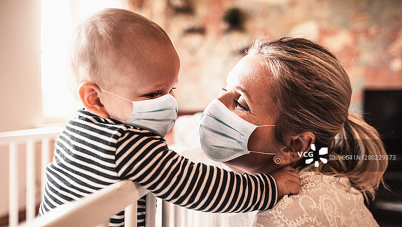 戴着口罩的母子图片素材