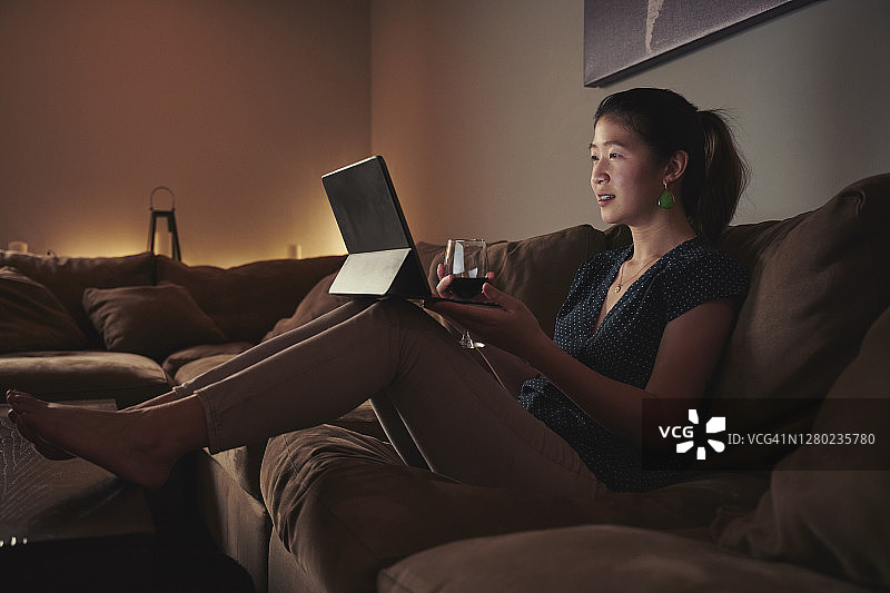 女人在平板电脑上与朋友们进行线上欢乐时光图片素材