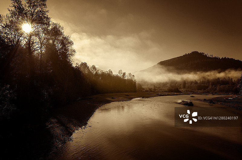 努克萨克河畔的雾蒙蒙的早晨图片素材