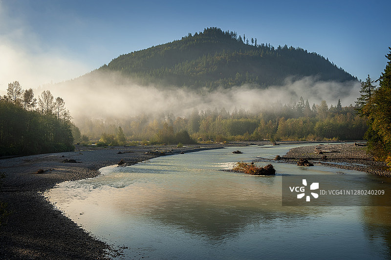 努克萨克河畔的雾蒙蒙的早晨图片素材