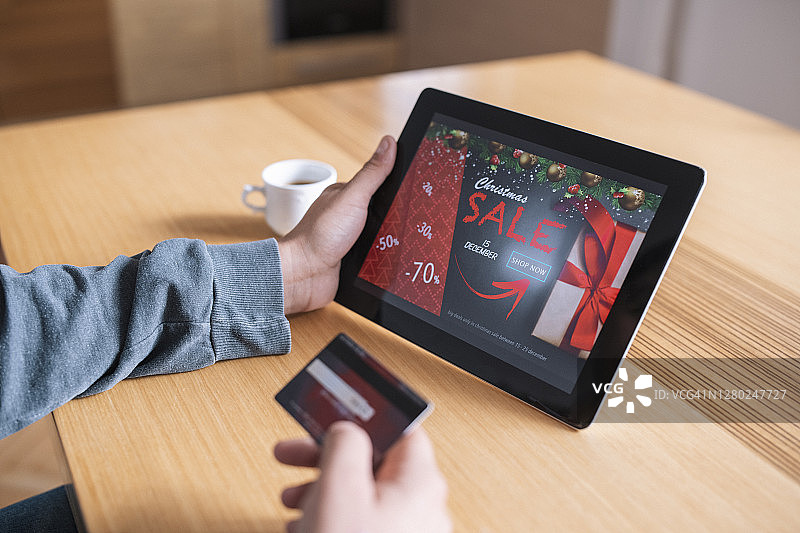 在圣诞节促销期间在线购物的女人图片素材