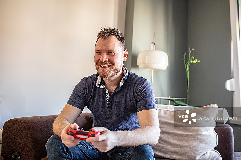 玩电子游戏的年轻男人图片素材