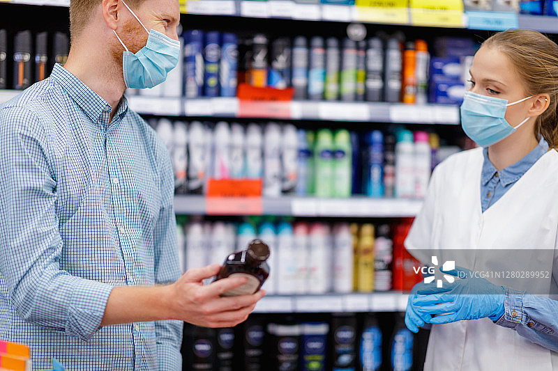 疫情期间男人购买美容产品图片素材