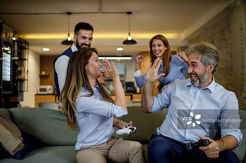 在办公室里玩耍的同事图片素材