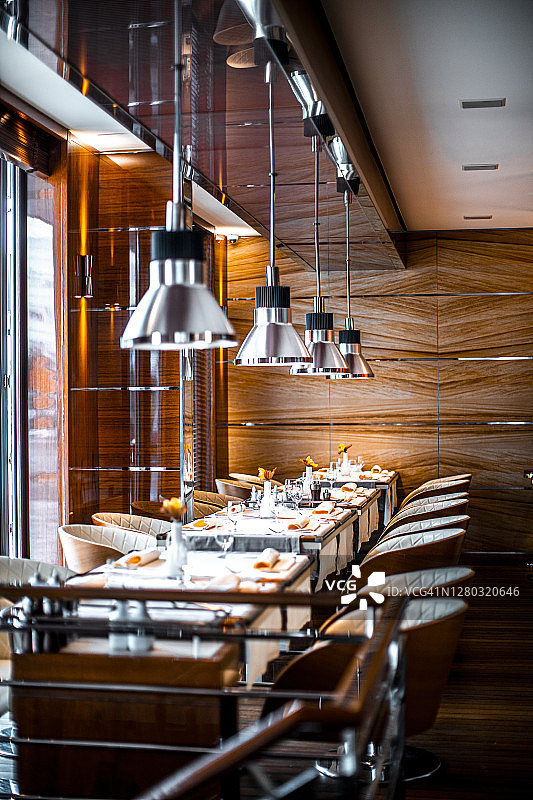 高档餐厅里悬挂灯具的桌椅图片素材