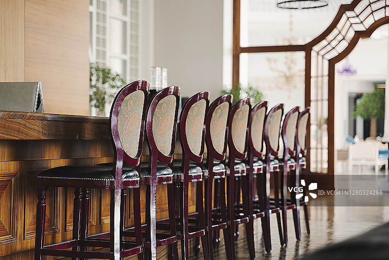 酒店大堂吧的木制吧台凳图片素材