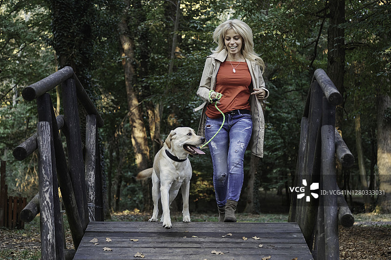 她的狗让她快乐图片素材